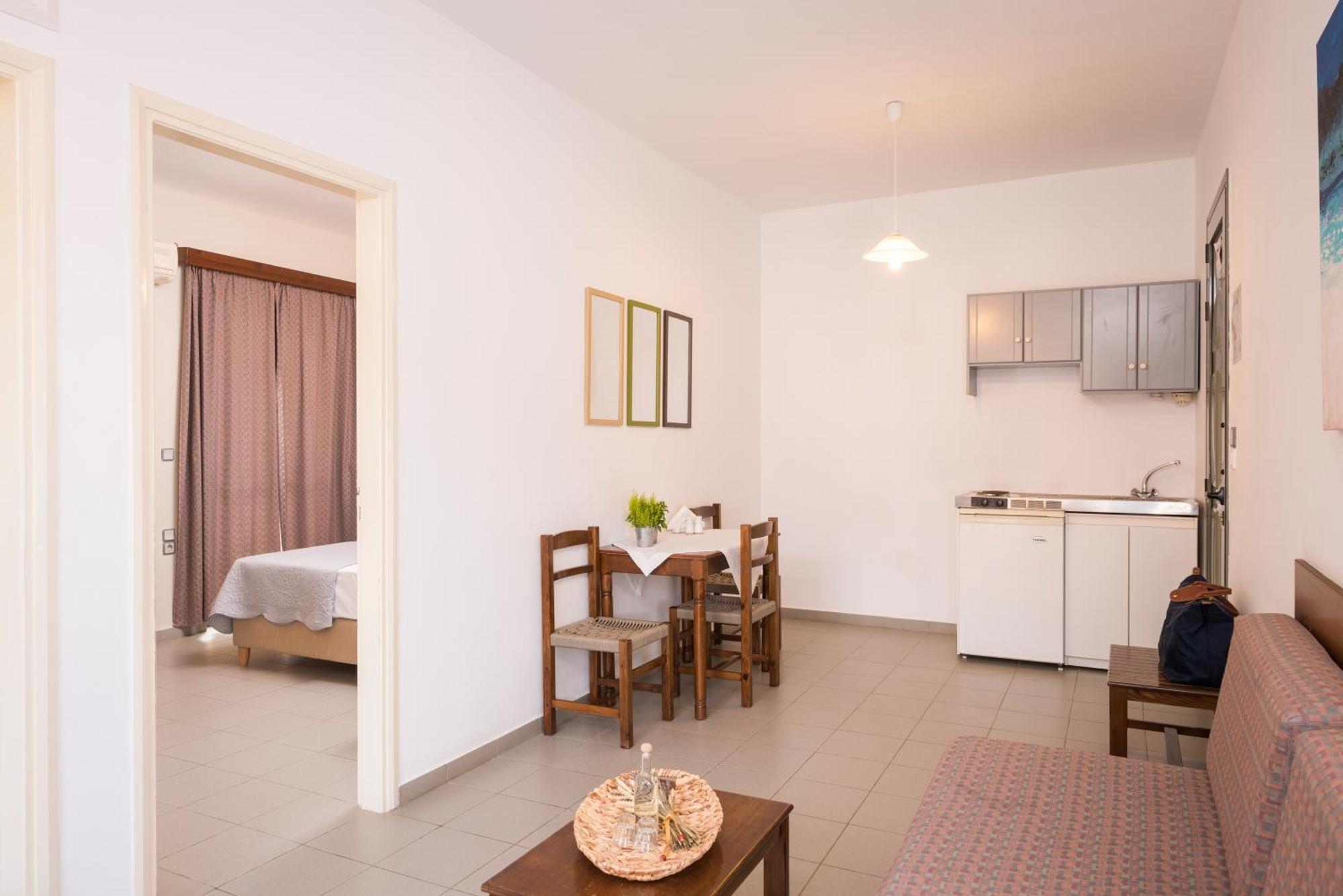 Mistrali Suites & Apartments Каливес Екстериор снимка